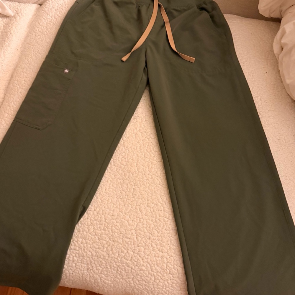 Figs Women’s Olive wide leg, scrub pants